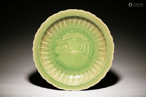 LARGE LONGQUAN WARE GREEN GLAZED FLORIFORM CHARGER