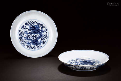 PAIR OF BLUE AND WHITE 'DRAGON' DISHES