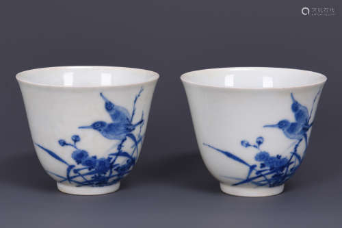 PAIR OF BLUE AND WHITE 'BIRDS' CUPS