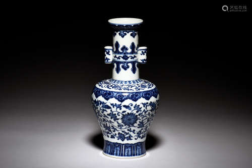 BLUE AND WHITE 'FLOWERS' VASE WITH HANDLE