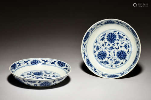 TWO BLUE AND WHITE 'FLOWERS' DISHES