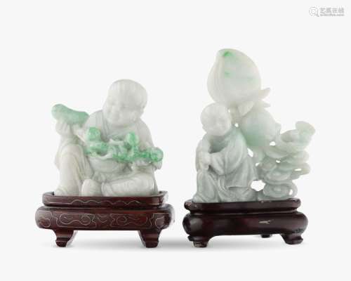 Enfant en tailleur et enfant aux pêches: deux sujets, Chine Jade sculpté, H 7 et 9,5 cm