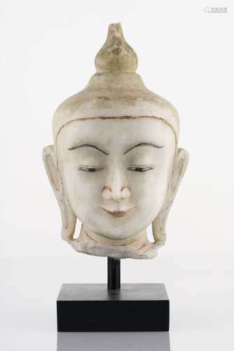 Tête de bouddha, Birmanie, deuxième ou troisième Empire Birman (XVIe-XIXe s)Albâtre sculpté et peint, H 28 cm