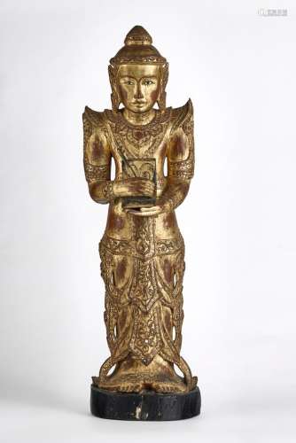 Divinité bouddhiste, Asie du Sud-EstBois sculpté et doré incrusté de miroirs,  H 83 cm