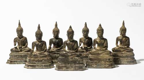 Suite de sept Bouddhas accroupis, Thaïlande, probablement XVI-XVIIe sAvec trois mudras différents, bronze, H 26,5 cm