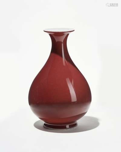 Vase balustre sang de boeuf, Chine, marque Qianlong apocryphePorcelaine émaillée monochrome, H 25 cm