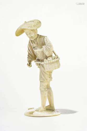 Vieillard portant un panier, ChineIvoire sculpté, H 20 cm