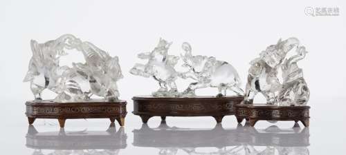 Eléphants jouant, Chine, XXe sTrois groupes en cristal de roche sculpté, H 7 et 6 cm