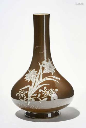 Vase à col étroit, Chine, dynastie Qing (1644-1912)Porcelaine à décor de fleurs blanches sur fond café au lait, H 22 cm