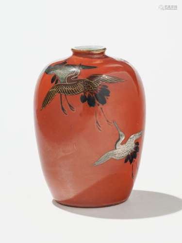 Vase à col court, Japon, époque Meiji (1868-1912)Porcelaine corail à décor de grues, marque à la base, H 9 cm