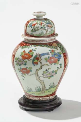 Potiche, Arita, Japon, XIXe s Porcelaine à décor de réserves à motifs d'arbres, de fleurs et d'oiseaux sur fond rouge de fer, signée, H 30 cm