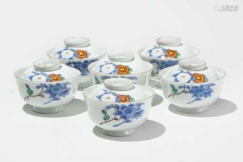 Six bols couverts kakiemon, Japon, époque Taisho (1912-1926)Porcelaine émaillée à motif de fleurs, D 10 cm et H 8 cm