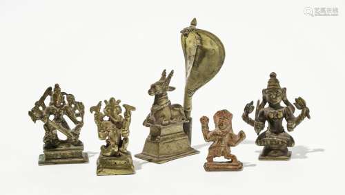 Cinq divinités hindoues: Hanuman, Ganesh, Sakthi Mariamman, Durga tuant le démon-buffle et Nandi sous CobraBronze, H de 6 à 14 cm