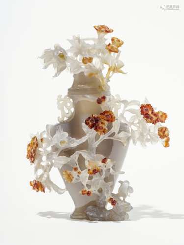 Vase couvert, ChineAgate talentueusement sculptée et ajourée de rameaux fleuris perchés d'oiseaux, H 23 cm
