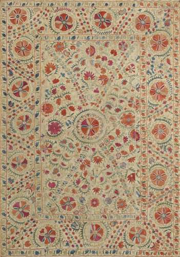 Broderie Suzani à motifs floraux, Asie centrale, XIXe sCoton brodé de fils de soie colorés sur fond beige, 175,5x124 cm