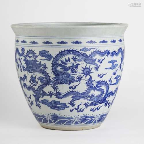 Deux grands cache-pots, Chine, XXe sPorcelaine bleue et blanche à décor de phoénix, dragons et végétaux, H 36, D 41 cm