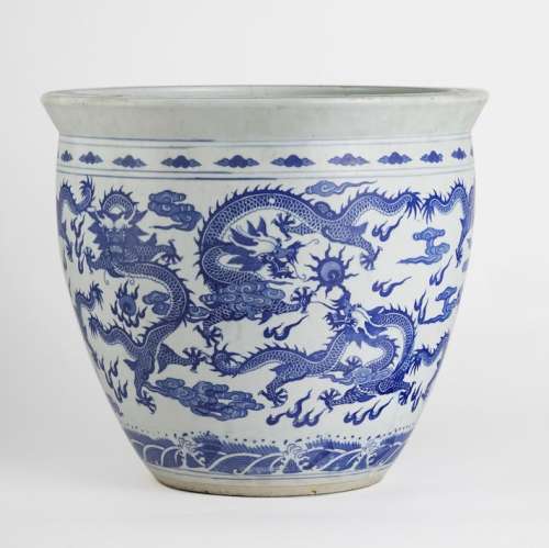 Deux grands cache-pots, Chine, XXe sPorcelaine bleue et blanche à décor de phoénix, dragons et végétaux, H 36, D 41 cm