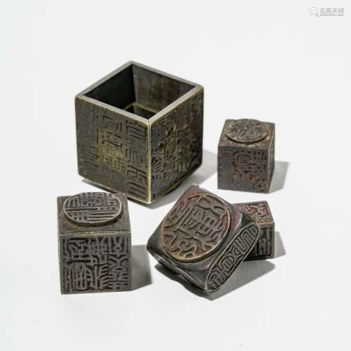 Multiples sceaux cubiques, Chine, fin XIXe- début XXe sComposé de 6 éléments s'emboîtant et gravés de 30 sceaux, 3,5x3,5x3,5 cm