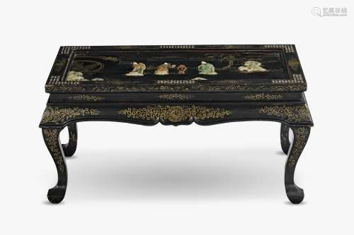 Table basse rectangulaire de style chinois, fin XIXe- début XXe sBois laqué noir à décor de personnages en pierres dures, 46x97x56 cm