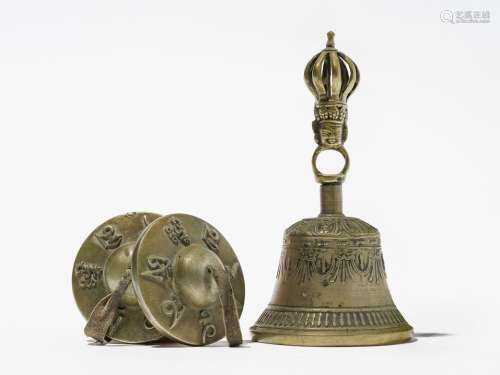 Cloche gantha et paire de tingsha, TibetBronze, H 17,5 cm et D 7 cm