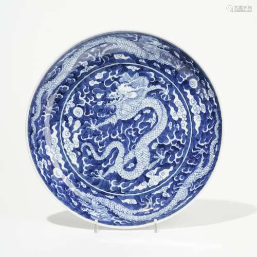 Plat, Chine XIXe-XXe s Porcelaine bleu et blanc à décor d'un dragon, marque de Hall, D 26cm