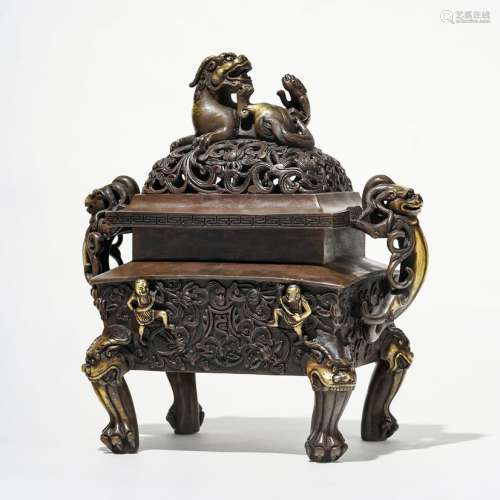Important brûle-parfum, ChineAnses latérales, fretel et pieds à décor de dragons, bronze à patine brune, marque apocryphe de Xuande (1426-1435), 28x25x16 cm