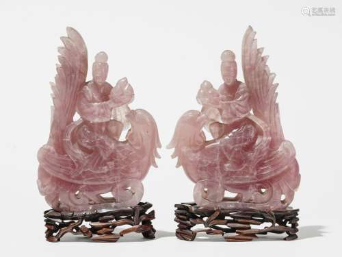 Paire de divinités chevauchant un phoenixQuartz rose sculpté, H 26 cm