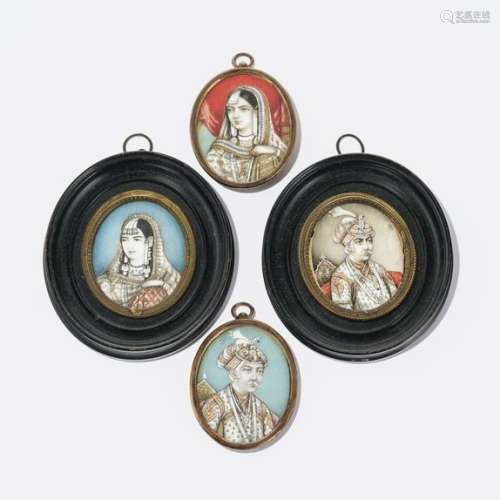 Ecole indienne, circa 1900Couple de dignitaires, suite de quatre miniatures, H 6 et 9 cm