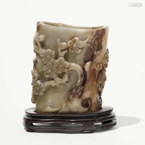 Vase, Chine, XIXe sStéatite sculpté de pins et prunus, H 9 cm
