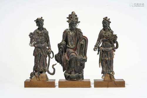 Bodhisattva et deux servantes, Chine, dynastie Qing (1644-1912)Terre crue et fibres naturelles, ancienne polychromie, H 25 et 28 cm