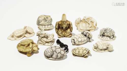 Sur le thème de la tortue: 11 netsukes, Japon, début XXe sIvoire sculpté et gravé, L 4 à 5,5 cm