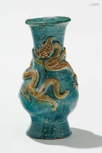 Vase, Chine, probablement XVIIe s Grès émaillé turquoise à décor d'un dragon ocre
