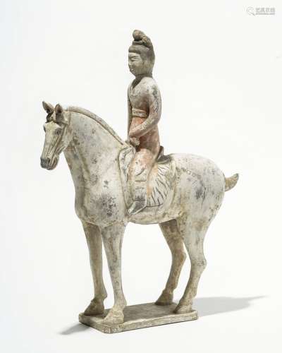 Cheval monté par une cavalière, Chine, dynastie Tang (618-907)Terre cuite polychrome, H 43,5 cm