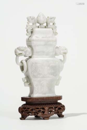 Vase couvert à anses en dragons, ChineJade sculpté à décor d'un masque de taotié, H 15 cm