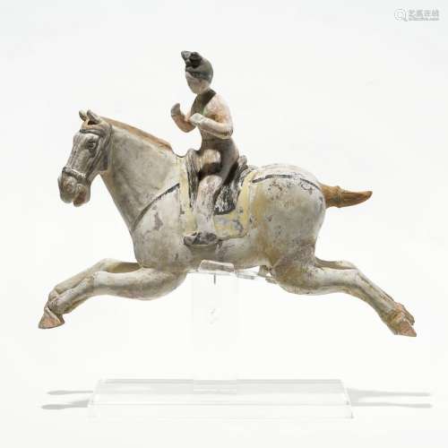 Joueuse de polo montée sur un cheval au galop, Chine, dynastie Tang (618-907)Terre cuite polychrome, H 33 cm, certificat de thermoluminescence 03K180407, 9 juillet 2007, laboratoire Ralf Kotalla