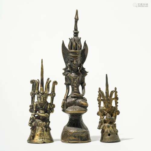 Trois bouddhas Jambupati, Thaïlande ou BirmanieBronze ciselé, H 13,5, 17 et 27 cm