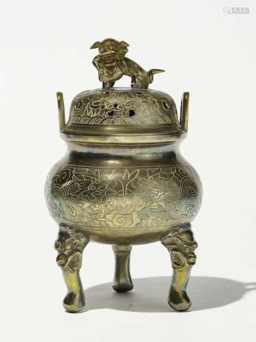 Brûle-parfum tripode, Chine, dans le style Ming (1368-1644)Bronze à décor gravé de dragons, fretel en chien de Fô, H 24 cm