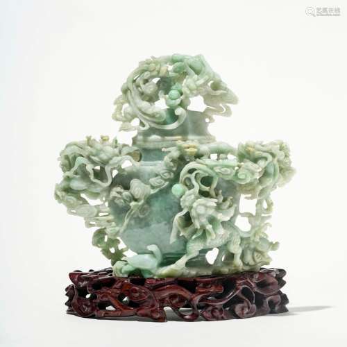 Vase couvert, ChineJade sculpté et ajouré de dragons dans des nuées en haut relief, H 18 cm