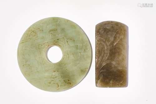 Disque bi et plaquette, ChineJade gravé de félins et oiseaux, L  7,6 cm et 7 cm