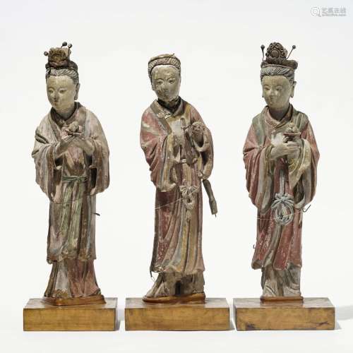 Trois servantes, Chine, dynastie Ming (1368-1644) ou antérieurTerre crue et fibres naturelles, ancienne polychromie, H 40 cm