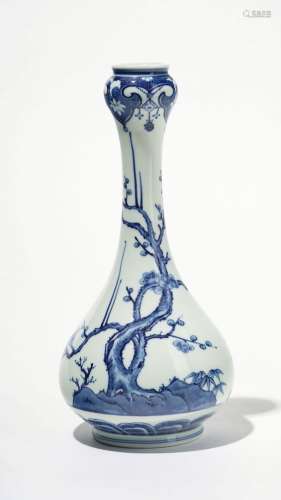 Vase à long col, Chine, dynastie Qing (1644-1912), marque Yongzheng apocryphePorcelaine bleu et blanc à décor de prunus et bambous, H 27 cm