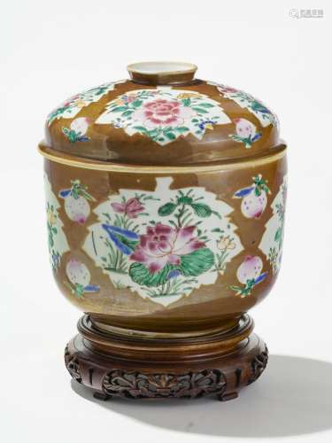 Terrine famille rose, Chine, époque Qianlong (1736-1795)Porcelaine à décor de réserves en forme de feuilles, à motif de fleurs polychromes sur fond capucin décoré de pêches, H 22 cm
