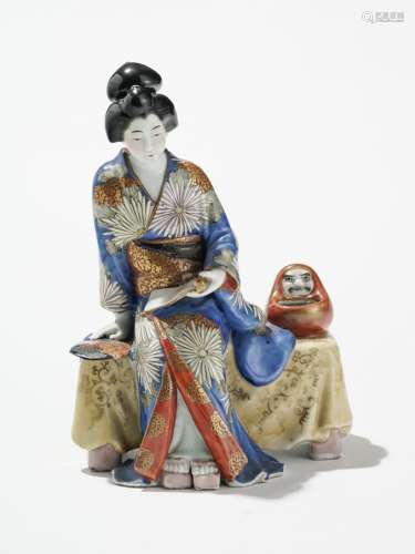 Geisha assise sur un banc lisant un rouleau, Japon XIXe s Porcelaine Imari, H 22 cm