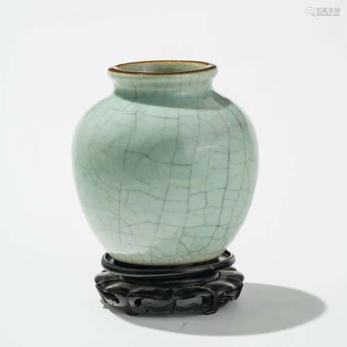 Jarre, Chine, XIXe s Porcelaine céladon clair craquelé, socle en bois, H 18 cm