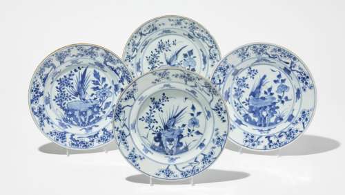 Quatre assiettes circa 1700, Chine, époque Kangxi (1662-1722)Porcelaine émaillée bleu et blanc à décor de fleurs et d'un faisan, D 23 cm