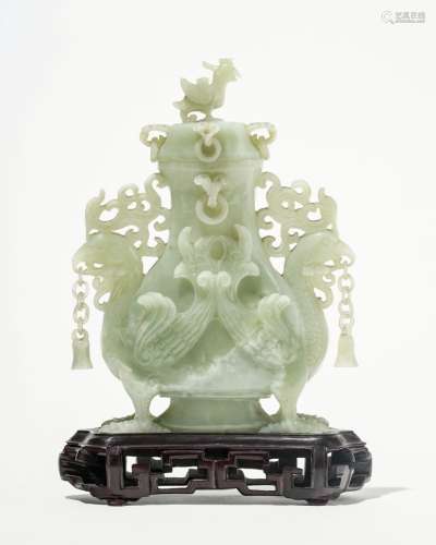 Vase couvert à anses latérales en têtes d'oiseaux, ChineJade sculpté et ajouré, H 18 cm