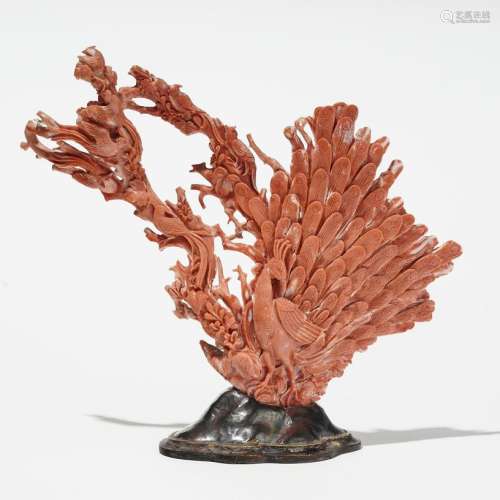 Corail sculpté à décor d'un paon et de volatilesMonture argent, H 23 cm, poids brut 935 g