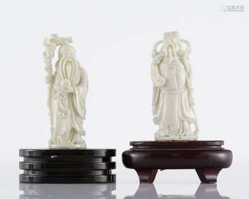 Paire de statuettes figurant des divinités, Chine, XXe sCorail blanc sculpté, H 10 et 11 cm