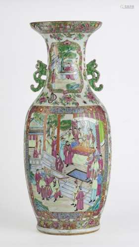 Grand vase, Canton, Chine, XIXe s Porcelaine émaillée polychrome à décor de scènes animées dans des réserves, H 63 cm