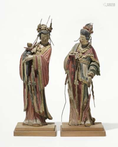 Deux servantes, Chine, dynastie Qing (1644-1912)Terre cuite polychrome et partiellement dorée, H 37 cm